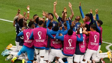 Los jugadores de Ecuador celebran el gol de Valencia.