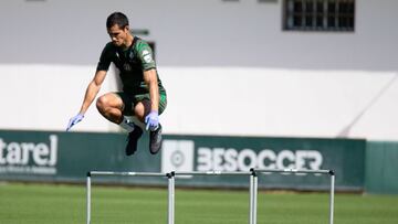 Mandi, en un entrenamiento del Betis.