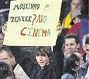 Un Camp Nou lleno mandó a Mourinho "al teatro"