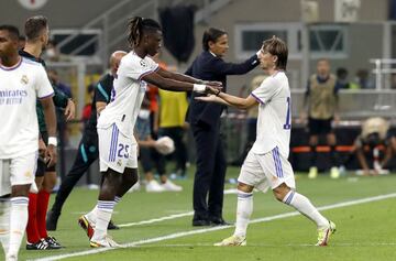 Camavinga y Modric, en Milán.