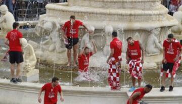 Celebración de los jugadores del Sevilla en la plaza de la Puerta de Jerez, durante el paseo triunfal que ha realizado el equipo esta tarde para festejar y ofrecer a la ciudad su quinta Liga Europa conseguida el pasado miércoles en Basilea (Suiza