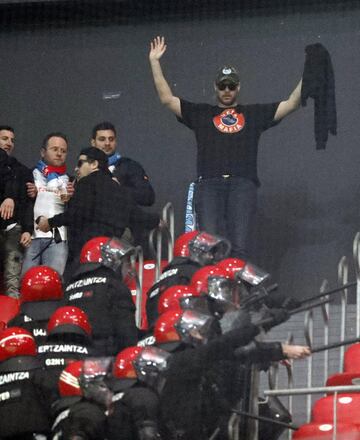 Ultras del Olympique de Marsella dentro del estadio de San Mamés.