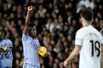 Vinicius hace el saludo del Black Power a la Curva Nord.