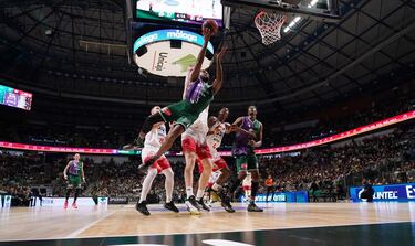 El Unicaja, con Osetkowski desatado, saca adelante el examen del Manresa