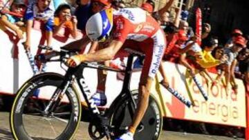 <b>ESCENARIO INCOMPARABLE. </b>Los ciclistas terminaron la crono en la Plaza Mayor de Salamanca. En la imagen, Bauke Mollema apura hasta la última centésima.