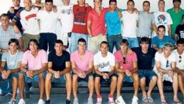 <b>LA ÚLTIMA FOTO. </b>La plantilla del Castellón al completo durante la capea de despedida de la temporada.