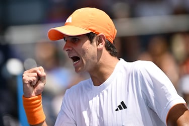 Su inicio de 2026 ha sido ilusionante, Superó la previa en el Open de Australia y ganó su primer partido ATP y de Grand Slam en la primera ronda contra el japonés Rei Sakamoto, otro joven prometedor. En las pasada NextGen ATP Finals venció en la fase de grupos a Learner Tien, a la postre campeón. También fue campeón del US Open júnior en 2024 y en 2025 levantó tres trofeos de Challengers. Es alto (1,90), saca fenomenal y se le caen los golpes ganadores.