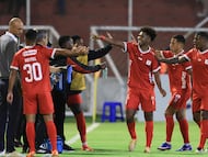 AME1890. AMBATO (ECUADOR), 09/04/2026.- Jugadores de América celebran un gol este jueves, en un partido de la fase de grupos de la Copa Sudamericana entre Macará y América de Cali en el estadio Bellavista en Ambato (Ecuador). EFE/ José Jácome