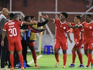 AME1890. AMBATO (ECUADOR), 09/04/2026.- Jugadores de América celebran un gol este jueves, en un partido de la fase de grupos de la Copa Sudamericana entre Macará y América de Cali en el estadio Bellavista en Ambato (Ecuador). EFE/ José Jácome