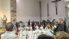 Un párroco napolitano, con la bufanda del Madrid en la iglesia