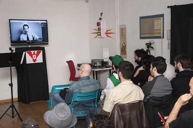 Papers, Please reclama pasaportes en castellano