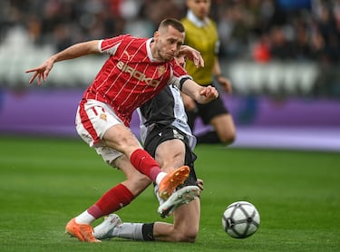 Real Sporting de Gijón lleva una camiseta inspirada en la equipación alternativa que el Real Sporting de Gijón utilizó durante la década de los 80, un modelo completamente rojo con finas líneas verticales, cuello en pico y escudo bordado en dorado.