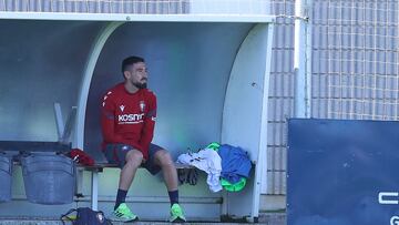 Moi Gómez en el banquillo del campo de entrenamiento.