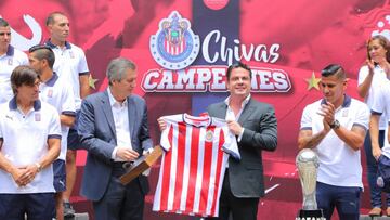Casi dos meses después del título de Chivas, el primer mandatario de Jalisco, Jorge Aristóteles Sandoval, felicitó al plantel, cuerpo técnico y directiva del Rebaño.