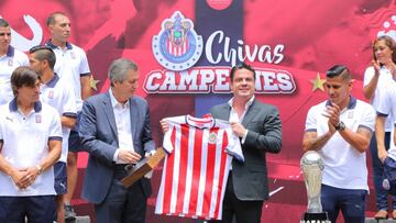 Casi dos meses despu&eacute;s del t&iacute;tulo de Chivas, el primer mandatario de Jalisco, Jorge Arist&oacute;teles Sandoval, felicit&oacute; al plantel, cuerpo t&eacute;cnico y directiva del Reba&ntilde;o.