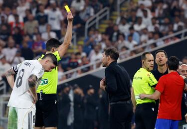 El delantero brasileño es sustituido por Arda Güler. Se va entre pitos y Simeone le dice: “Escucha, escucha”, en referencia al descontento del público con su actuación. Se monta el lío, el jugador se revuelve y le tienen que separar, a su vez Xabi Alonso también responde airadamente al entrenador del Atlético de Madrid.