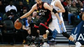 Nikola Jokic defiende a Jonas Valanciunas.