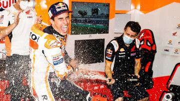 M&aacute;rquez celebra su victoria en Austin dentro del garaje del Repsol Honda.