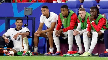 Los jugadores de la Selección inglesa se sientan en el banquillo durante el partido ante Dinamarca.