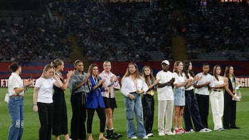 Las quince futbolistas del Barcelona que participaron en el pasado Mundial de Australia y Nueva Zelanda,reciben el homenaje de la afición antes del partido correspondiente a la jornada 8 de LaLiga EA Sports entre el Fc Barcelona y el Sevilla FC disputado este viernes en el Estadio Olimpico LLuis Companys.