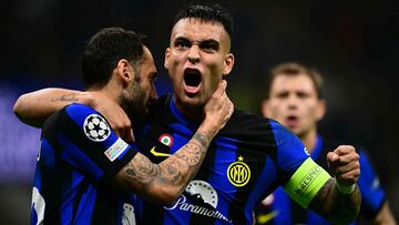 Lautaro y Çalhanoglu celebran el segundo gol del partido.