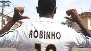 <b>ESTÁ ASUMIDO. </b>En Brasil ya llevan la camiseta del Real Madrid con el diez de Robinho a la espalda.