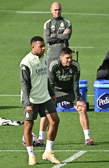 Xabi Alonso y Kylian Mbappé.