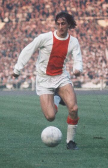 Con sólo diez años formó parte de las categorías inferiores del Ajax. Pasó rápidamente por todas las categorías inferiores hasta que consiguió llegar a la primera plantilla, por recomendación de Vic Buckingham.