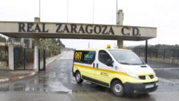 La ambulancia que traslada a Roberto abandona la ciudad deportiva del Zaragoza.