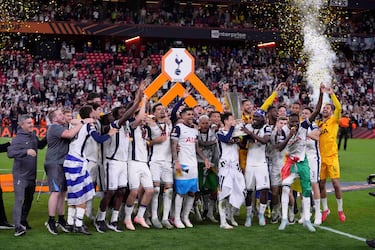 Los jugadores del Tottenham desataron la euforia tras conquistar la Europa League en una noche mágica en San Mamés. Abrazos, cánticos y emoción pura sobre el césped que fue testigo de su gesta histórica.