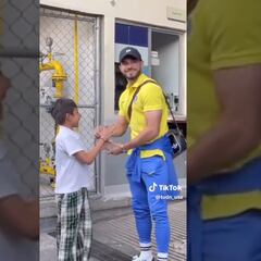 Afición va a despedir al América, solo Henry Martín se detuvo a firmar y tomarse fotos