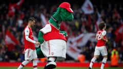 &Ouml;zil salva a Gunnersaurus.