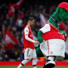 Özil se ofrece a salvar a la mascota del Arsenal