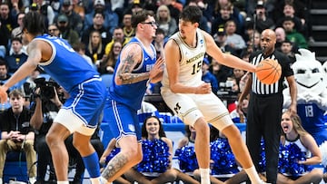 Aday Mara, pívot de Michigan Wolverines, ante Robbie Avila, de Saint Louis Billikens.