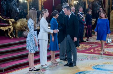 La princesa Leonor (2i) saluda al presidente del Gobierno en funciones, Pedro Sánchez (c), durante el besamanos en el Palacio Real con ocasión del Juramento de la Constitución.