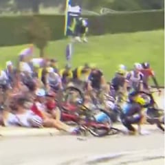 Susto para Froome y Bardet: cortados por una caída a 30 km