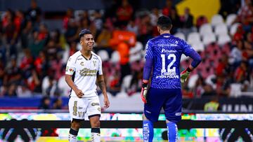 Efrain Alvarez of Tijuana and Camilo Vargas of Atlas during the 14th round match between Atlas and Tijuana as part of the Liga BBVA MX, Torneo Apertura 2024 at Jalisco Stadium on October 26, 2024 in Guadalajara, Jalisco, Mexico.