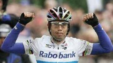 <b>FLECHA BRABANCONA. </b>Óscar Freire levanta los brazos al entrar como vencedor en la meta de Beersel.