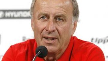 <strong>ABANDONO.</strong> Hickersberger abandona el banquillo de la selección austriaca.