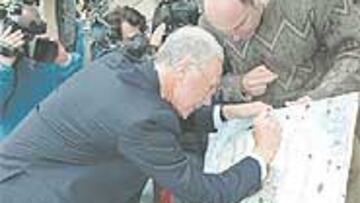 <b>AUTÓGRAFO DE BECKENBAUER</b>. El presidente del Bayern firmó este peculiar cuadro de la Novena.