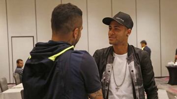 Neymar saluda a Dani Alves, ahora ex compañero suyo en el Barça.