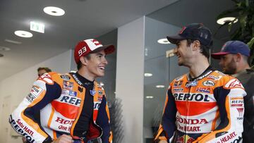 Pedrosa charlando con M&aacute;rquez.