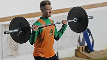 Loren, durante un entrenamiento con el Betis.