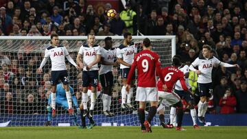 Paul Pogba lanzó una falta ante el Tottenham que quería tirar Ibrahimovic.