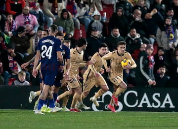 El polivalente jugador volvi a mostrar su podero por la banda con continas subidas al ataque que desarticularon a la zaga rival. Adems puso su granito de arena en la victoria, anotando un penalti. Gran disparo a media altura y con fuerza, imparable para Mackay.