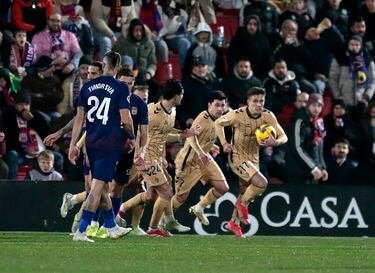El polivalente jugador volvió a mostrar su poderío por la banda con continúas subidas al ataque que desarticularon a la zaga rival. Además puso su granito de arena en la victoria, anotando un penalti. Gran disparo a media altura y con fuerza, imparable para Mackay.