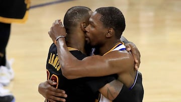 OAKLAND, CA - JUNE 12: Kevin Durant #35 of the Golden State Warriors hugs LeBron James #23 of the Cleveland Cavaliers after defeating the Cleveland Cavaliers 129-120 in Game 5 to win the 2017 NBA Finals at ORACLE Arena on June 12, 2017 in Oakland, California. NOTE TO USER: User expressly acknowledges and agrees that, by downloading and or using this photograph, User is consenting to the terms and conditions of the Getty Images License Agreement. Ronald Martinez/Getty Images/AFP
== FOR NEWSPAPERS, INTERNET, TELCOS & TELEVISION USE ONLY ==