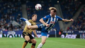 BARCELONA, 24/08/2024.- El centrocampista checo del Espanyol Alex Kral (i) juega un balón ante Jon Olasagasti, de la Real Sociedad, durante el partido de Liga en Primera División que RCD Espanyol y Real Sociedad disputan este sábado en el RCDE Stadium, en Barcelona. EFE/Toni Albir