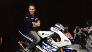 Lorenzo y Rossi presentan la nueva Yamaha en Yakarta