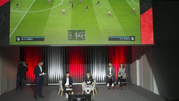 Koke y Andoni en la partida de eSports durante la presentación del Atlético Movistar Riders.